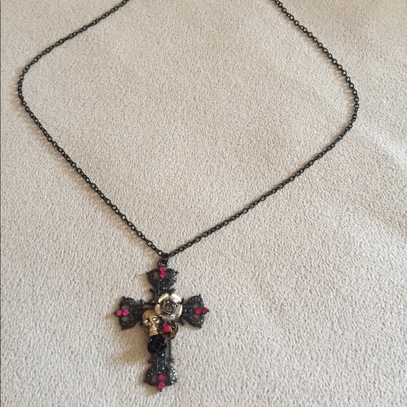 Cross necklace with skull and roses - Picture 1 of 5